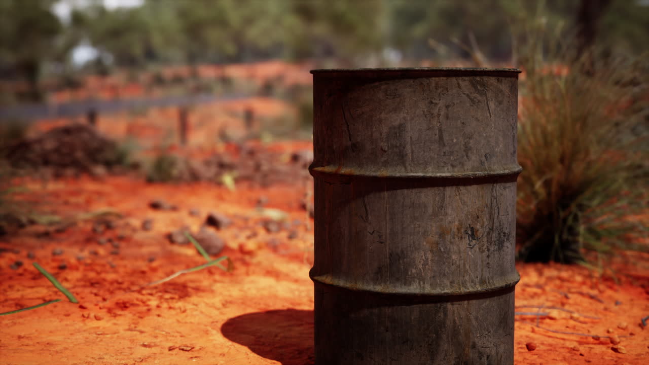 viejo barril oxidado vacío en la arena