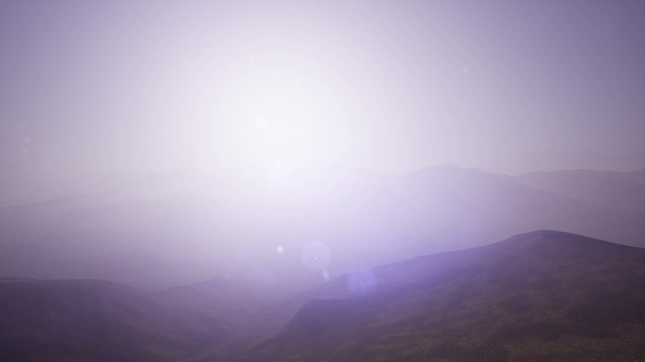 안개 속 에 있는 공중 의 초록색 언덕 풍경