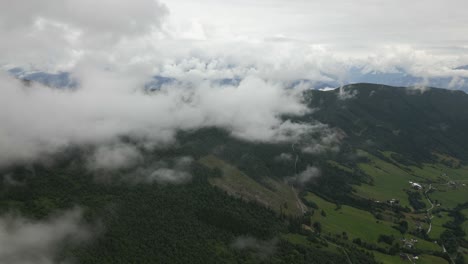 una vista aérea de las nubes en el oeste de noruega sobre una cresta de la montaña en un día nublado de verano