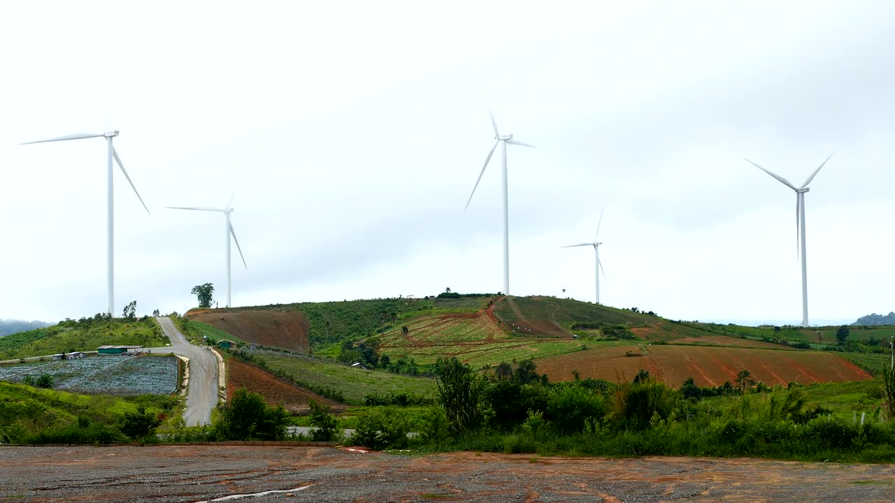 산에서 깨한 대체 에너지를 생산하는 풍력 터빈