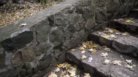 Vista-De-Cerca-De-La-Mano-De-Obra-En-Una-Escalera-De-Piedra