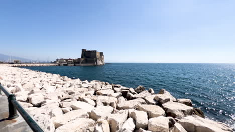 Paisaje-Marino-Con-Antigua-Fortaleza-En-La-Costa-Bajo-Un-Cielo-Despejado---Castel-Dell&#39;ovo-W-Neapolu