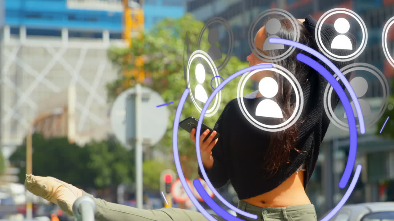 animación de iconos y formas de los medios sobre una mujer de negocios biracial que usa un teléfono inteligente