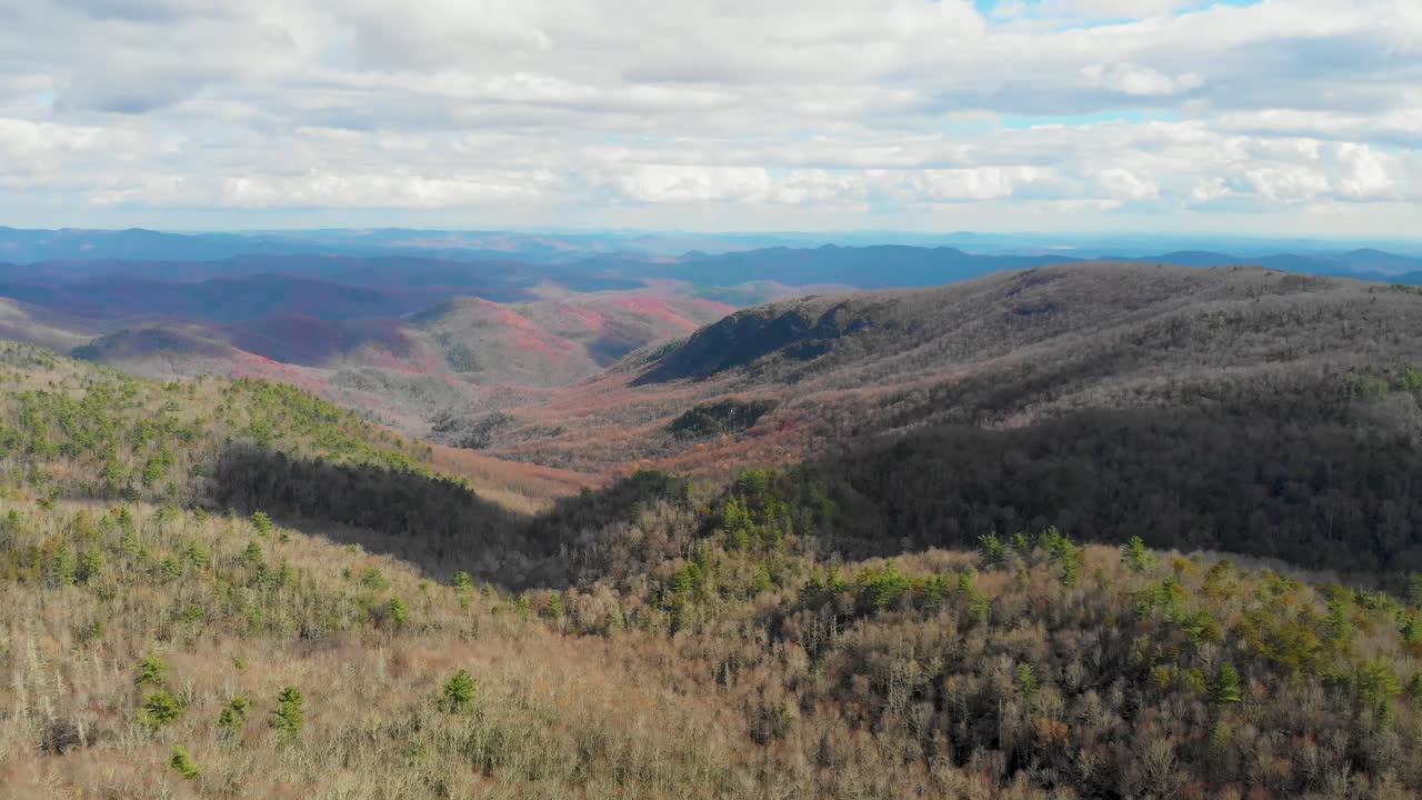 video aéreo de drones de 4k de los acantilados de la cala perdida en las montañas humeantes a lo largo de la avenida blue ridge cerca de linville, nc