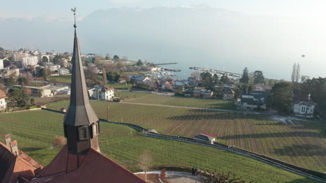 volando más allá de la torre de la iglesia con vistas al campo verde