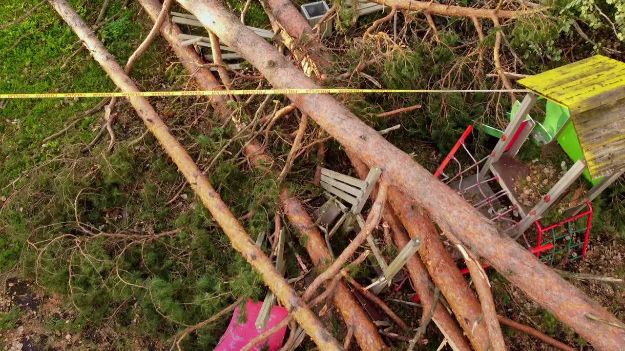 secuelas de la tormenta en un parque local con árboles caídos en el patio de recreo, vista desde arriba
