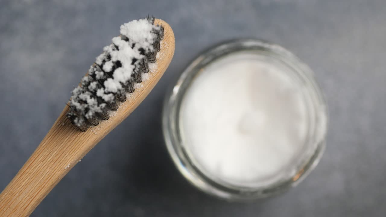 cepillo de dientes de bambú y pasta de bicarbonato de sodio para el cuidado bucal