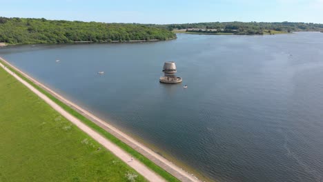 Torre-De-Extracción-Del-Depósito-De-Agua-Bewl-Y-Torre-De-Desbordamiento-Antena-De-Día-Soleado