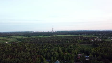 Vista-Panorámica-De-Tallin-Desde-La-Distancia,-Torre-De-Televisión-De-Tallin