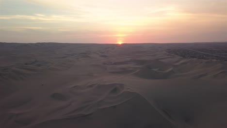 Toma-Aérea-4k-De-Las-Dunas-De-Arena-Al-Atardecer-En-Huacachina,-Perú