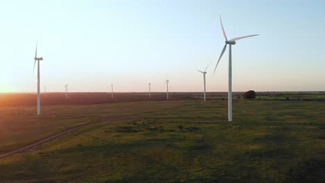 Gesamtansicht-Von-Windkraftanlagen-In-Ländlicher-Landschaft-Mit-Wolkenlosem-Himmel