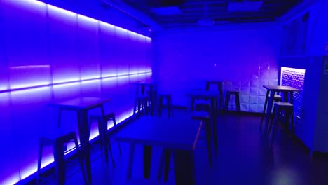 pequeña habitación azul con luces de neón y vibraciones cyberpunk
