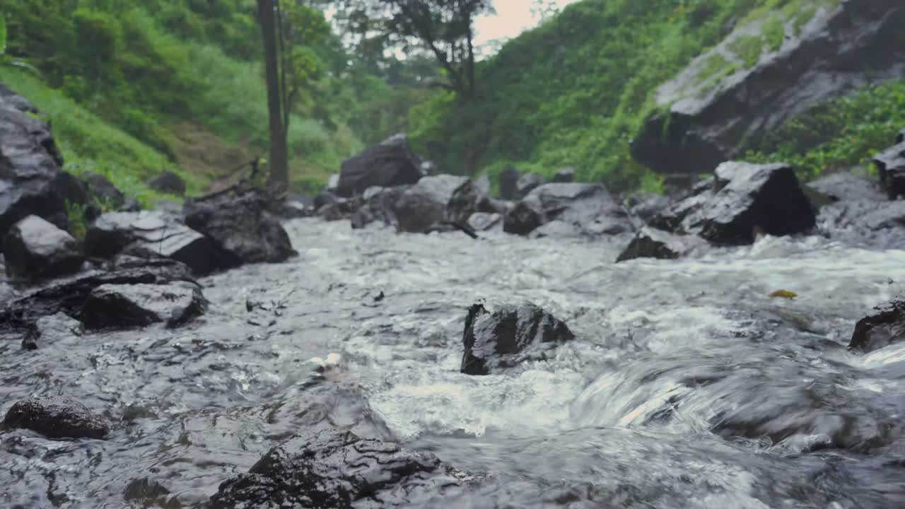 마테루니 폭포 는 탄자니아 의 무와레 강 에 있는 폭포 중 하나 이다.