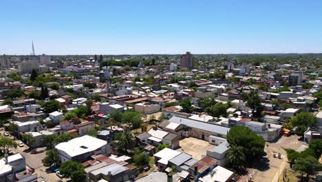 drone filmado volando sobre gualeguaychú, entre ríos, argentina en un día claro y soleado