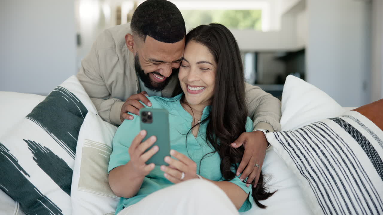 hombre, mujer y selfie feliz con abrazo por el sofá