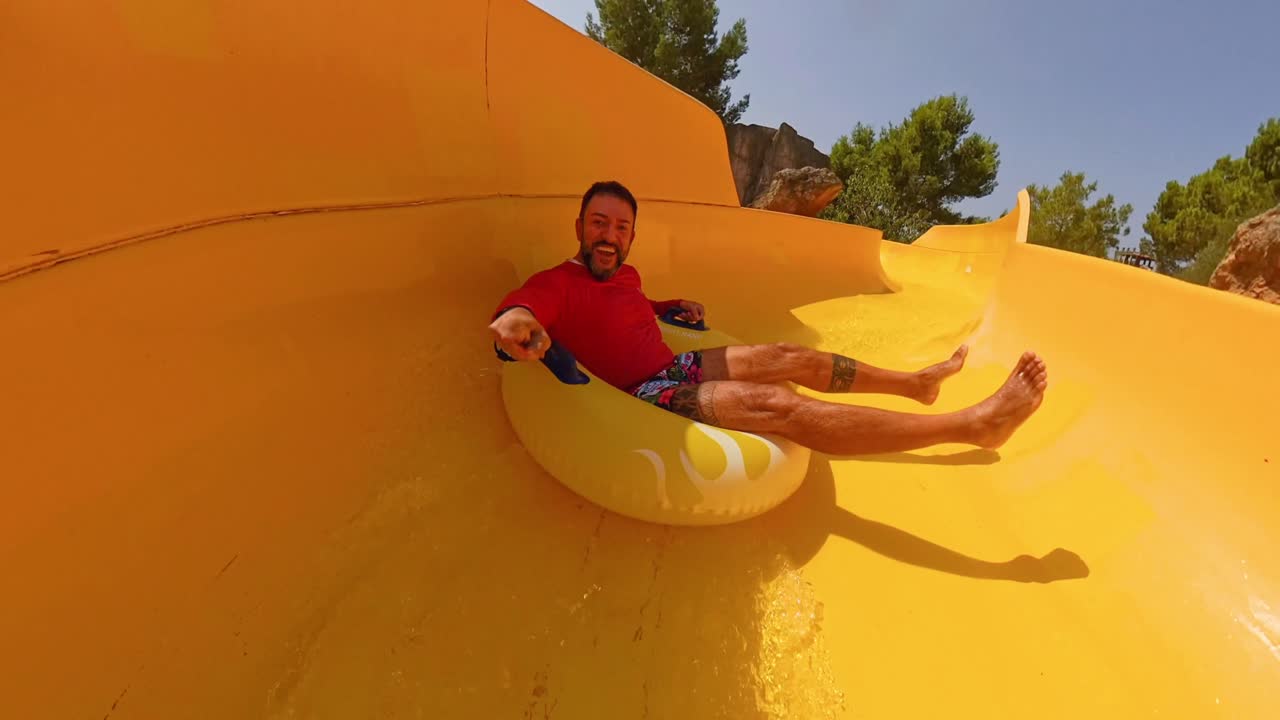 bajando por un tobogán amarillo a toda velocidad