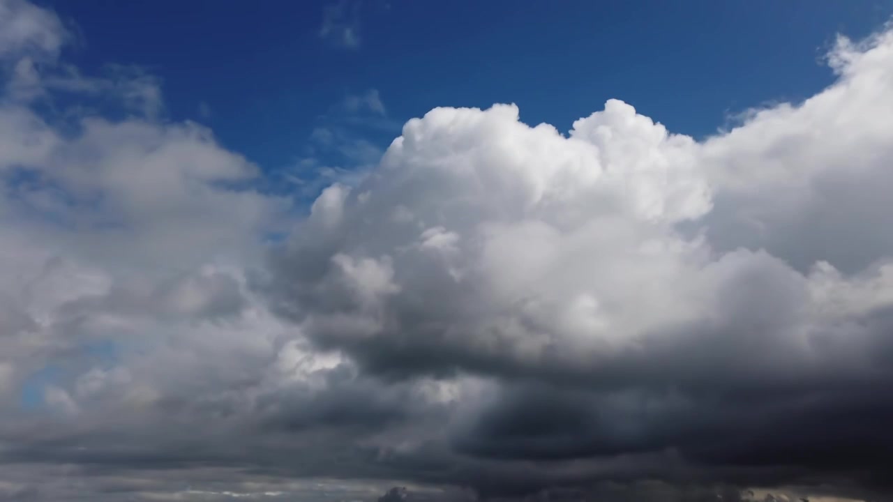 Awan di langit. Pengambilan gambar time lapse