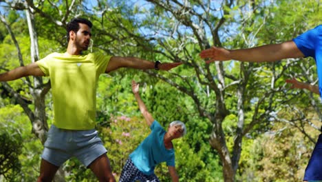 grupo de personas haciendo ejercicio en el parque 4k
