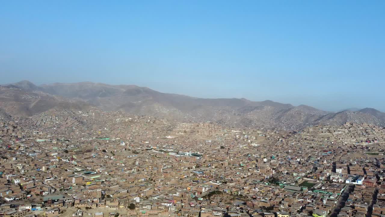 Vista Aerea di una Città Collinare Estesa con Edilizia Densa