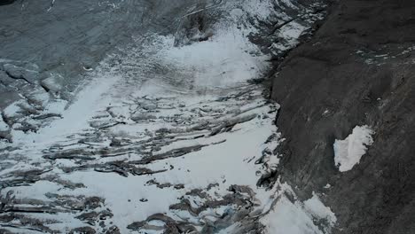 sobrevuelo aéreo sobre el glaciar de vouasson cerca de arolla en valais, suiza con una vista panorámica desde las grietas en el hielo del glaciar hasta los brillantes picos de las montañas