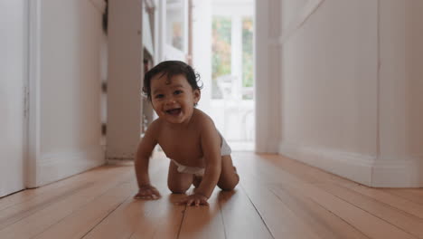 glückliches baby krabbelt auf dem boden, kleinkind erkundet das zuhause, neugierig, kind macht spaß und genießt die kindheit