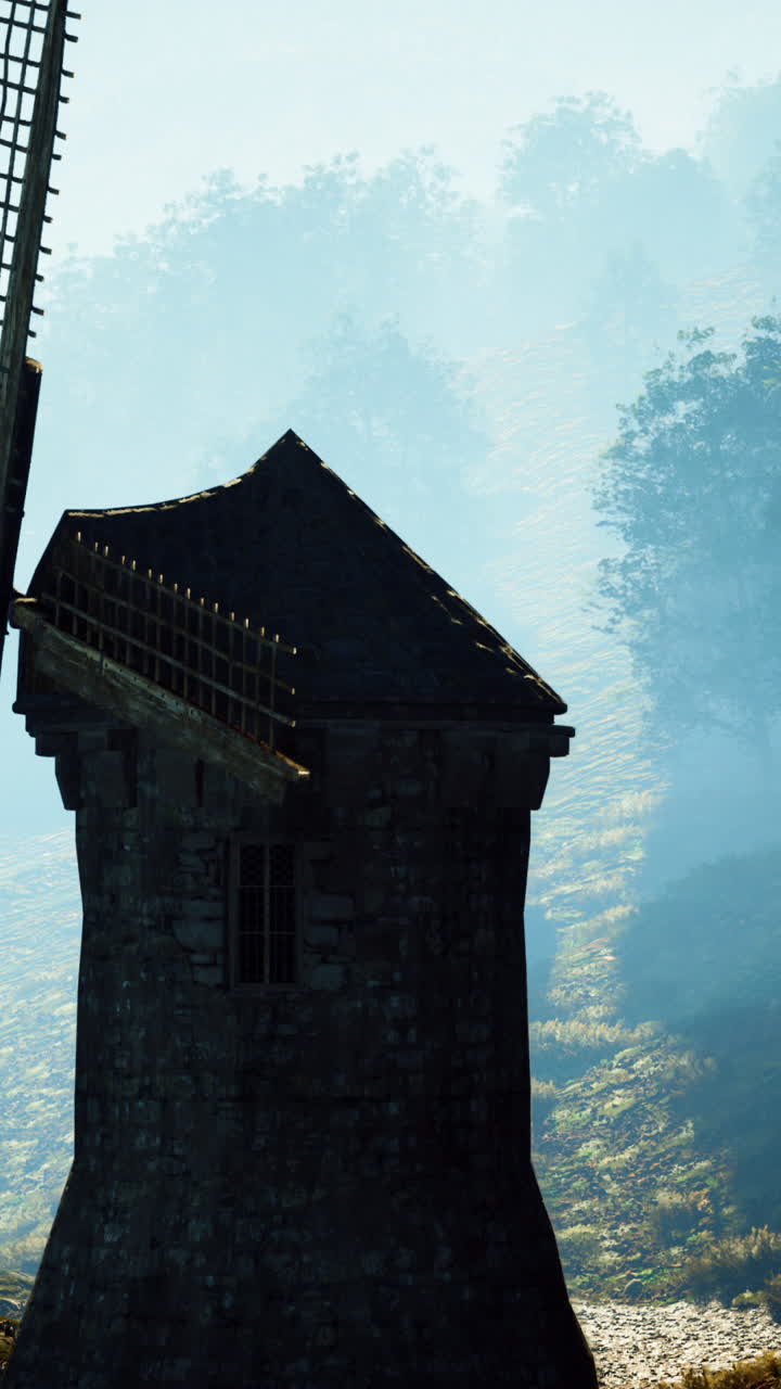 안개 가득한 언덕 에 있는 돌 의 풍차