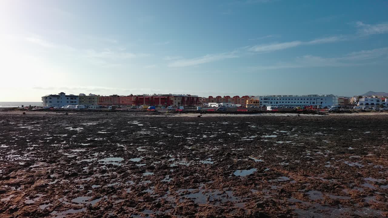 corralejos 해변의 거품 바다와 주거 지역