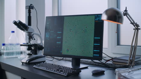 microscopio de laboratorio y pantalla de computadora
