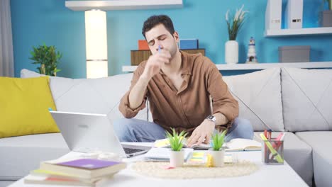 El-Joven-Pensativo-Y-Fracasado-Está-Aburrido.