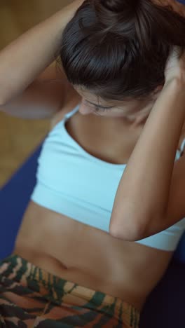 mujer haciendo ejercicios abdominales