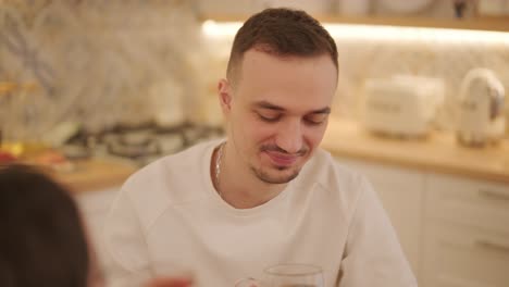 una pareja enamorada haciendo un sándwich en la cocina de la sala de estar