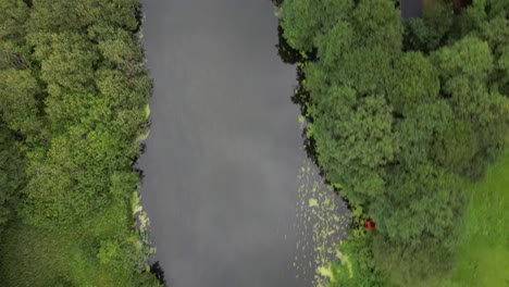 Grabación-Con-Drones-De-Gudenå,-Donde-El-Dron-Vuela-Siguiendo-El-Patrón-Que-Serpentea-El-Río.