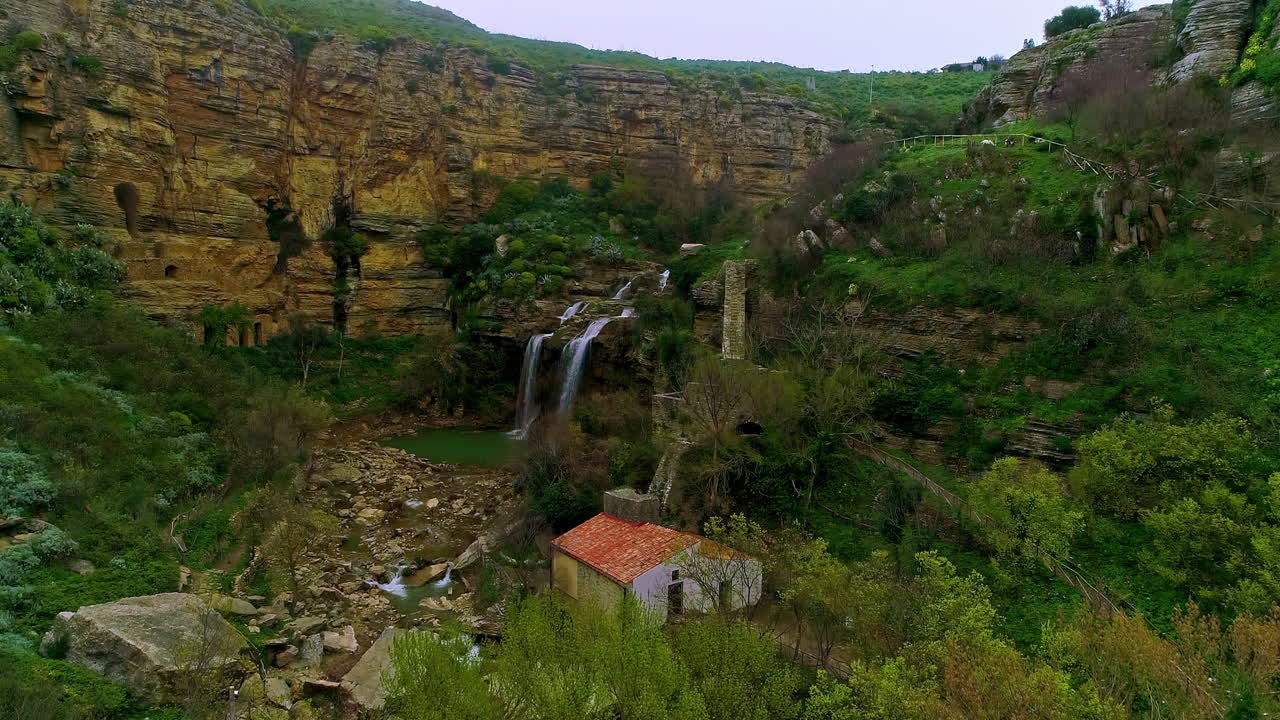 vista aérea del cañón y la cascada due rocche en corleone, ficuzza, italia