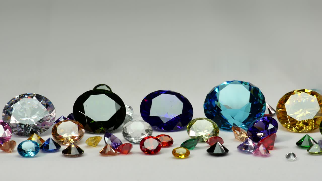 diamantes de colores de varios tamaños en una niebla blanca.