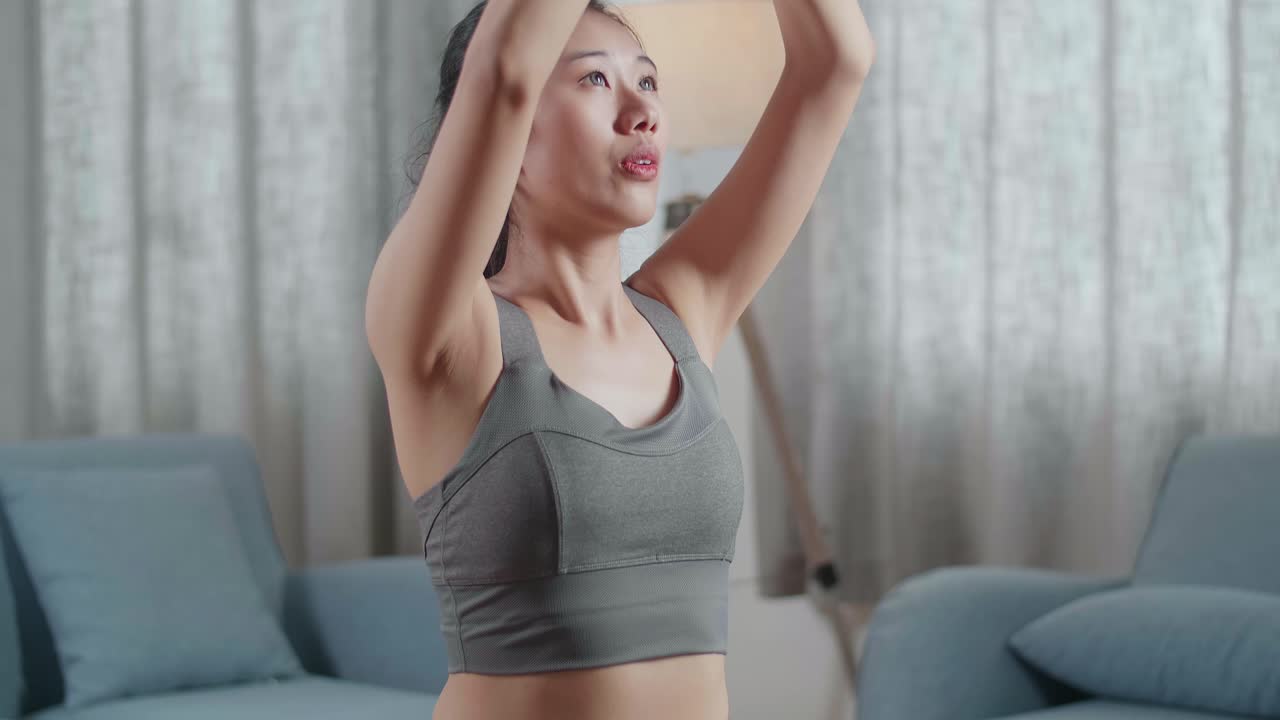젊은 아시아 운동선수 여성이 집에서 마트에서 운동, 스트레칭 및 요가 연습을 하는 근접 초상화