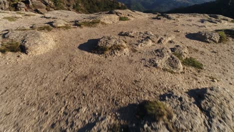 volando sobre el paisaje de las montañas de verano