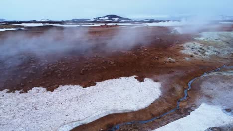 área geotérmica nevada en invierno