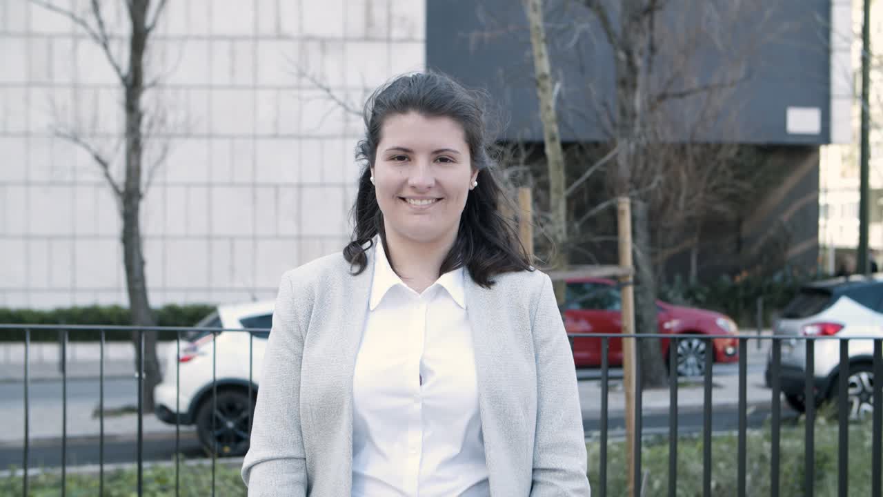 hermosa mujer caucásica sonriente mirando a la cámara