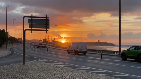 tráfico de automóviles y puesta de sol cerca de la playa y el castillo