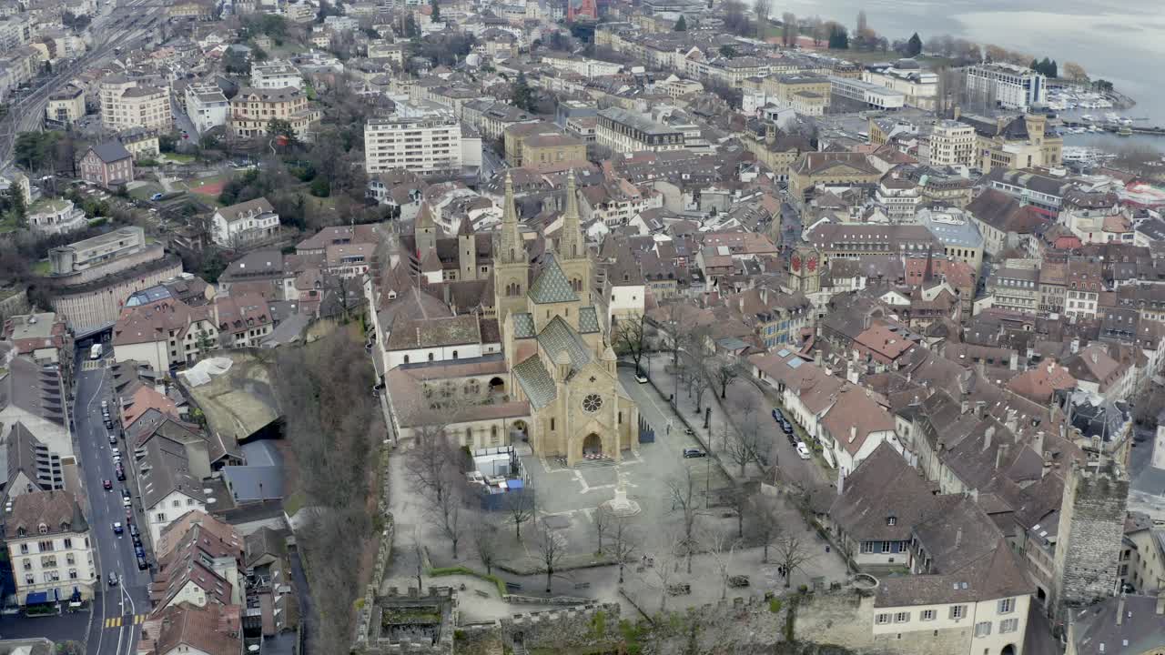 el romántico pueblo de neuchâtel ubicado en el hermoso lago durante la temporada de invierno en el paisaje alpino suizo, suiza, europa