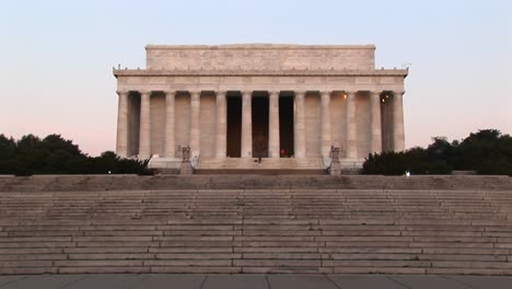 many steps lead up to the white stone lincoln memorial