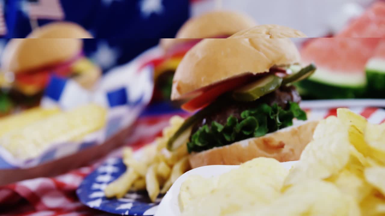 hamburguesas, papas fritas y patatas fritas con el tema de la cuarta julty