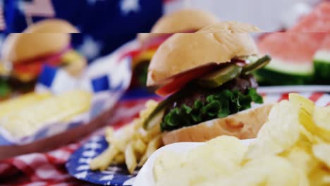 hamburguesas, papas fritas y patatas fritas con el tema de la cuarta julty