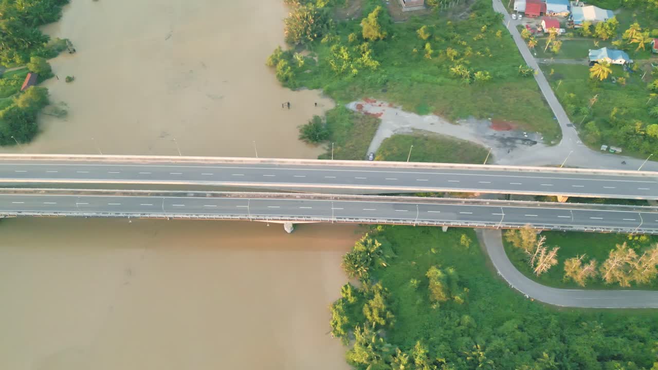 룬두 (lundu) 의 아름다운 공중 풍경, 진이 많은 강과 다리, 쿠칭 (kuching), 사라와크 (sarawak)
