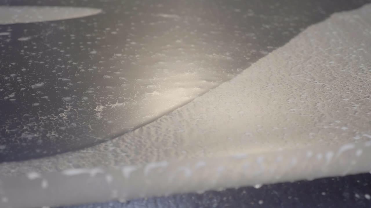 aplicar una película de protección de pintura transparente húmeda al capó del coche, cerrar