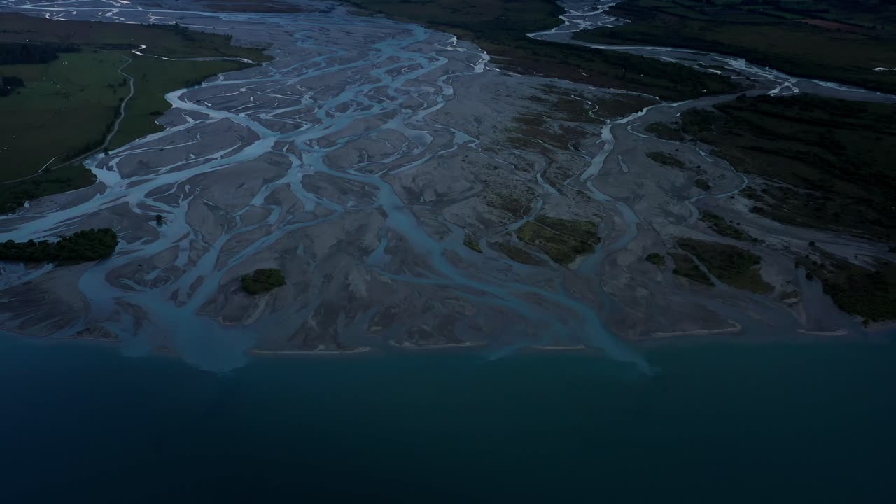 удивительная дельта реки, стекающая с заснеженных гор в гленорчи, новая зеландия