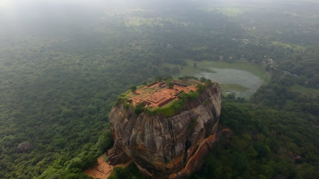 Ripresa aerea rotante e distante della Rocca di Sigiriya, Sri Lanka.