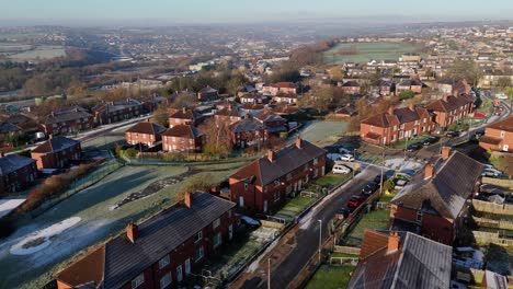 la vista de invierno del ojo de drone captura el típico desarrollo de viviendas de propiedad del consejo urbano del reino unido de dewsbury moor estate con casas adosadas de ladrillo rojo y el industrial yorkshire