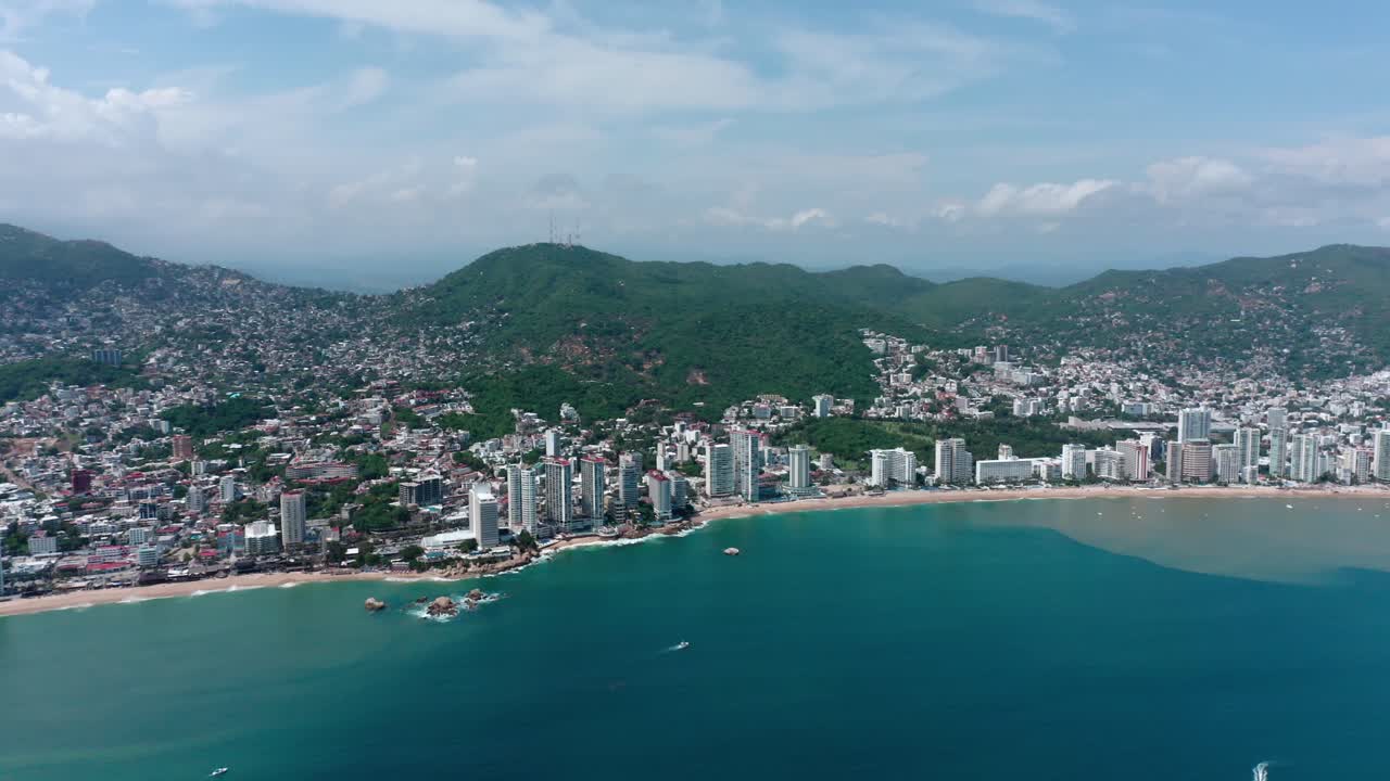 여름에 푸른 바다와 멕시코 시티 해변의 공중 설정 샷