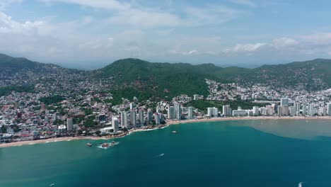 toma aérea de establecimiento de la playa de la ciudad de méxico con océano azul en verano
